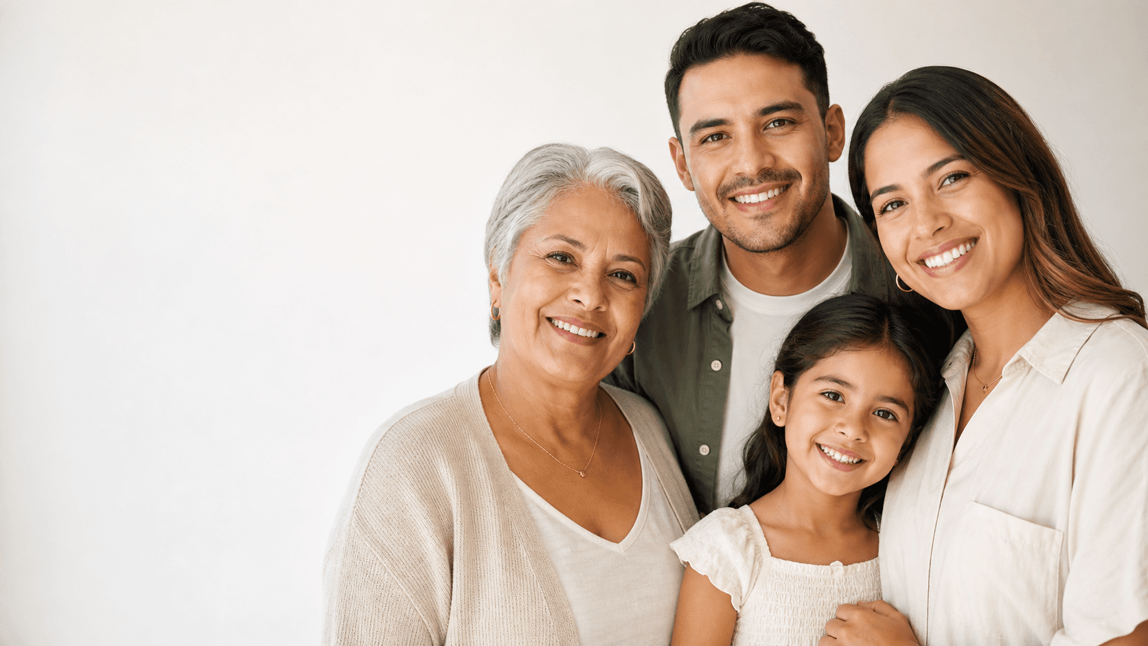 Familia feliz sonriendo